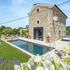 Carica Villa